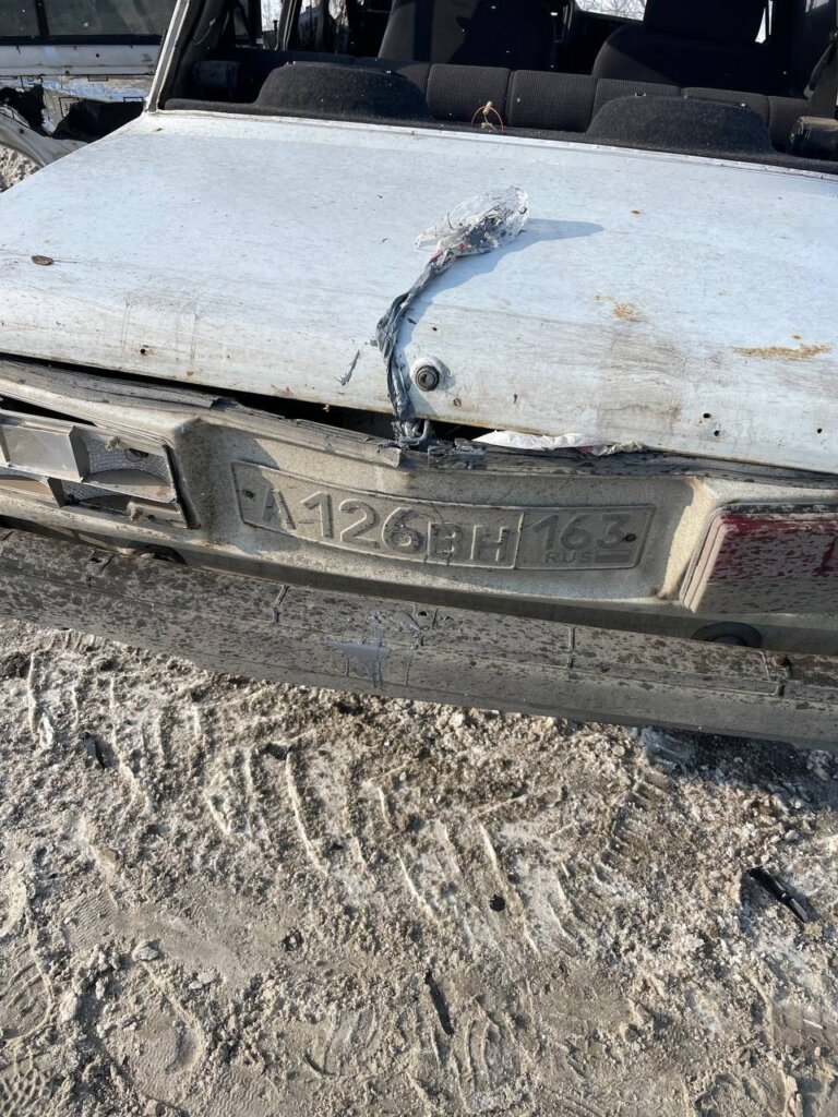 ВАЗ-2107 влетел в фуру под Самарой: парня и девушку выбросило из машины