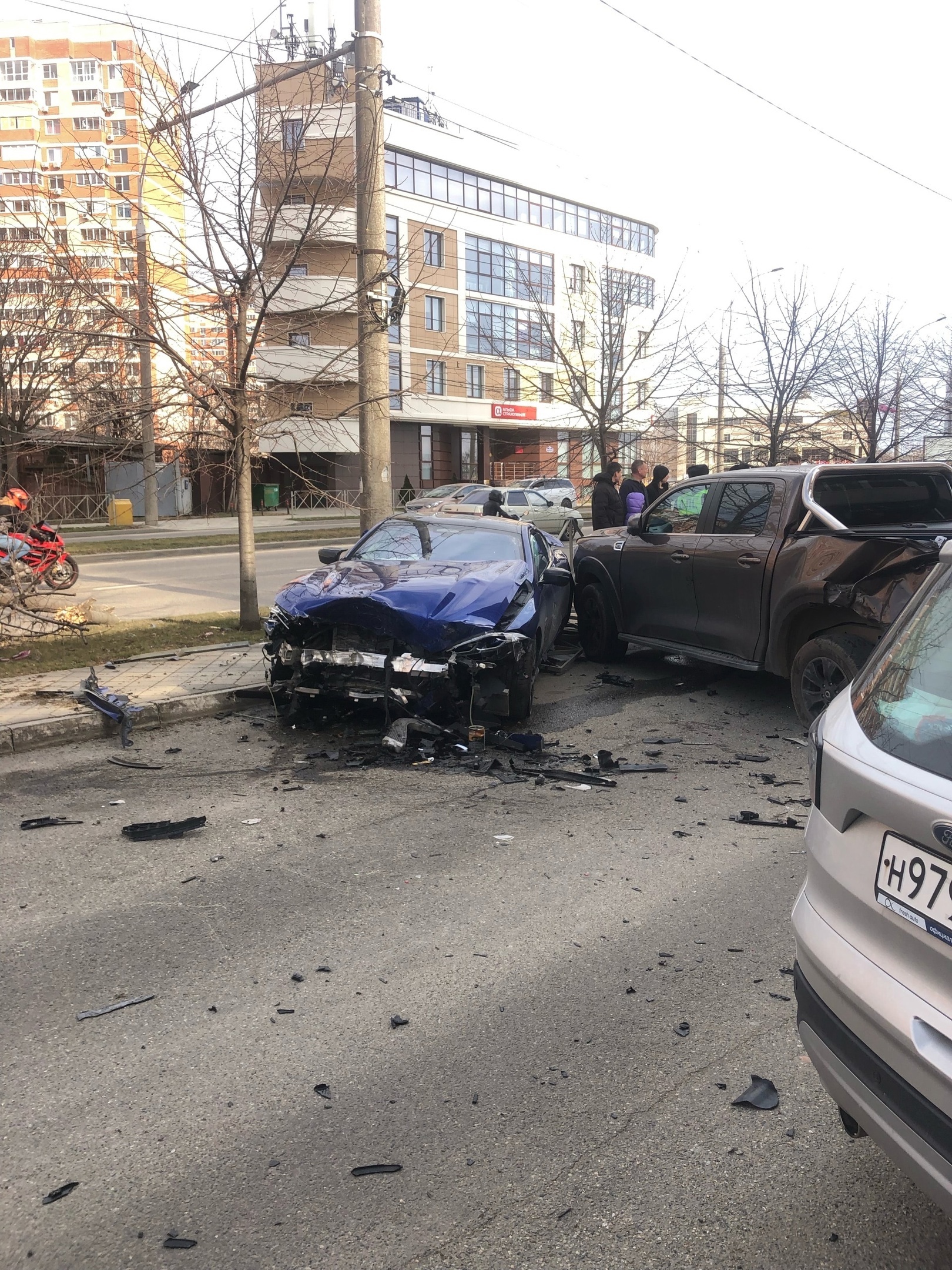 В Краснодаре водитель на BMW без прав разбил четыре припаркованных  автомобиля