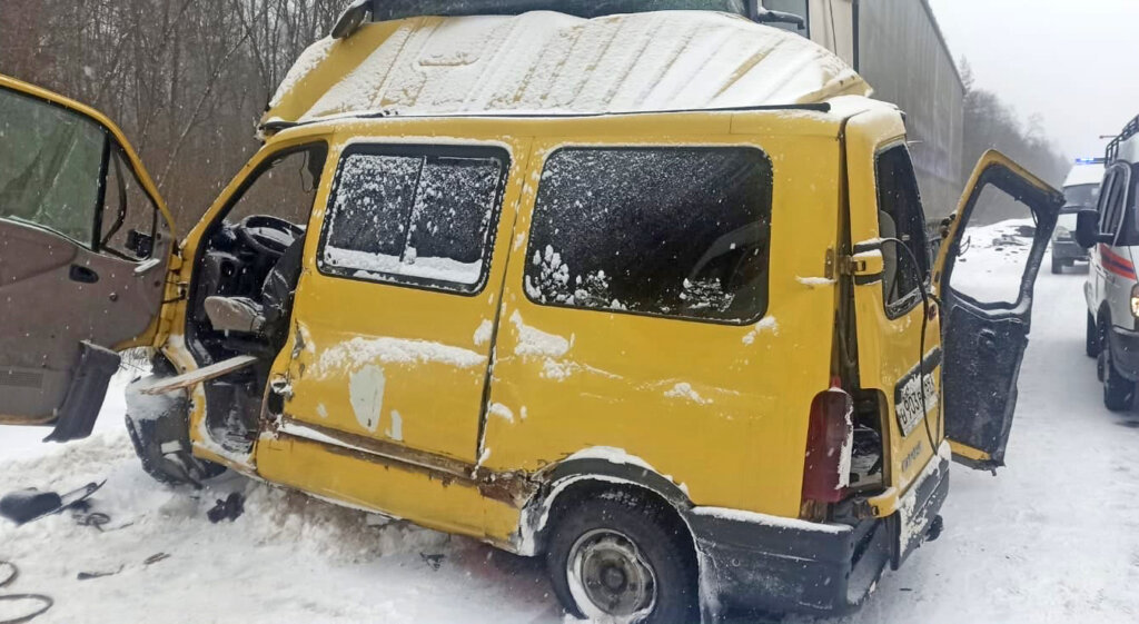 Микроавтобус занесло под встречную фуру в Тверской области. Погибли супруги