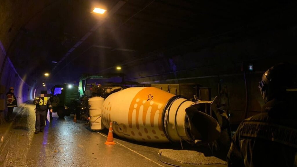 Крупное ДТП в Лефортовском тоннеле: бетономешалка сминала автомобили на своем пути