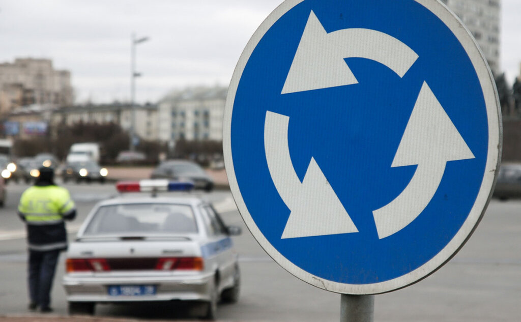 На дорогах России изменились правила проезда перекрестков с круговым движением