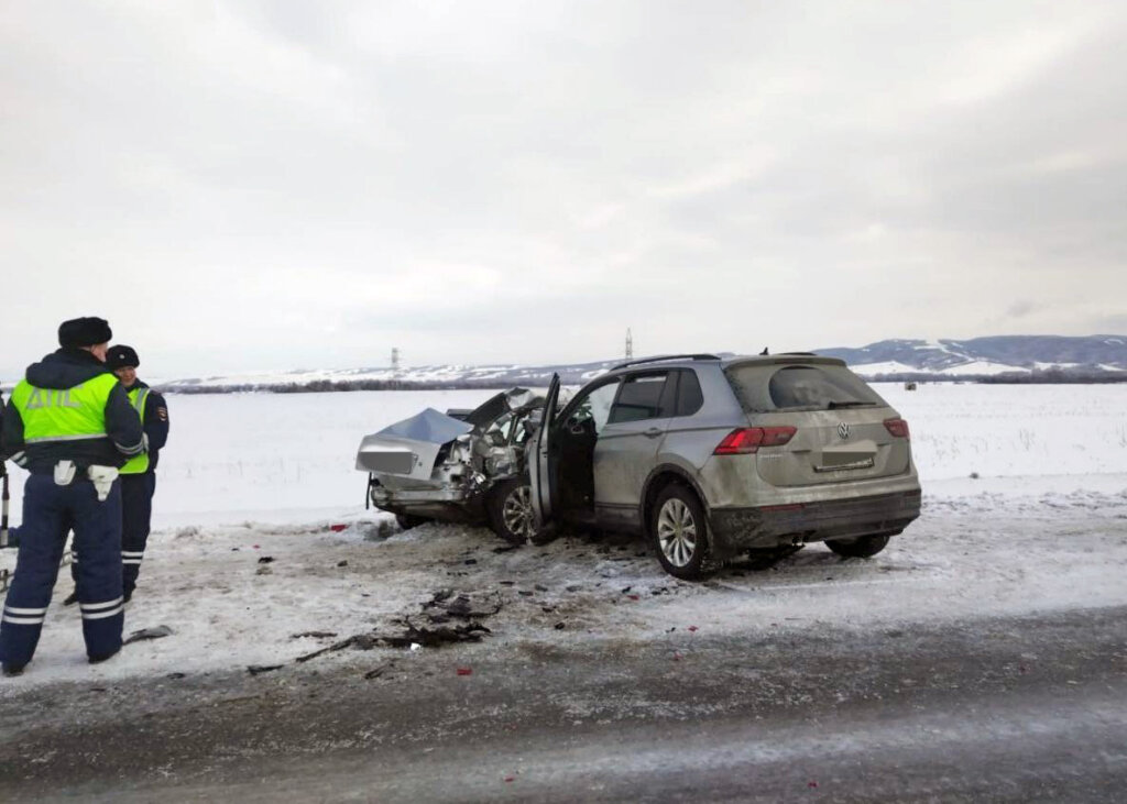 Авария на родине Шатунова: &#171;Ладу Приору&#187; смяло о встречный Volkswagen