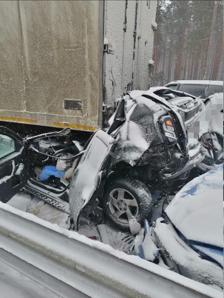 Массовое ДТП во время снегопада на трассе М-11: разбиты десятки машин