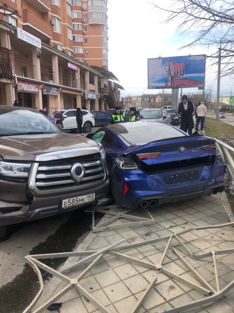 В Краснодаре водитель на BMW без прав разбил четыре припаркованных автомобиля