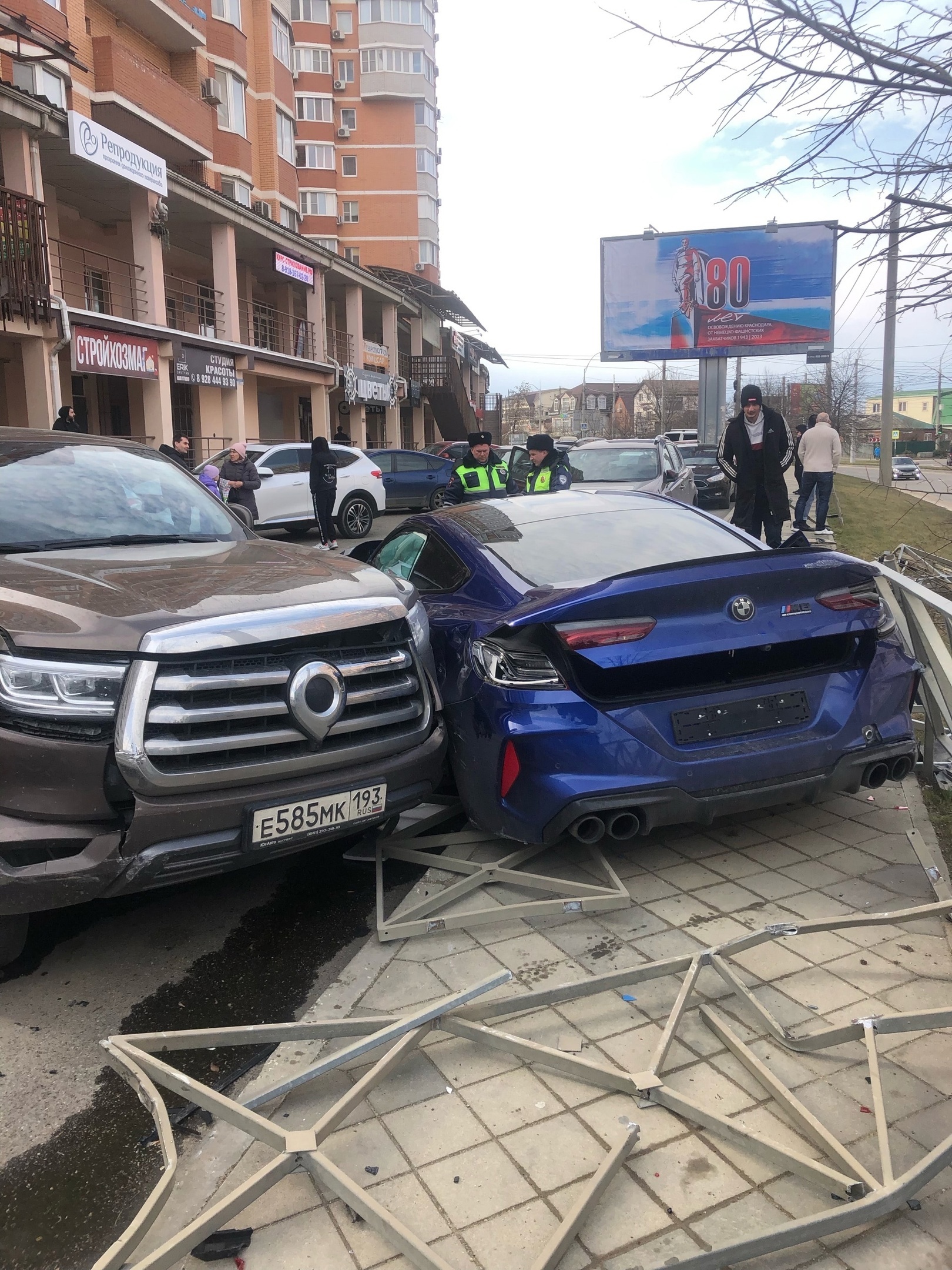 В Краснодаре водитель на BMW без прав разбил четыре припаркованных  автомобиля