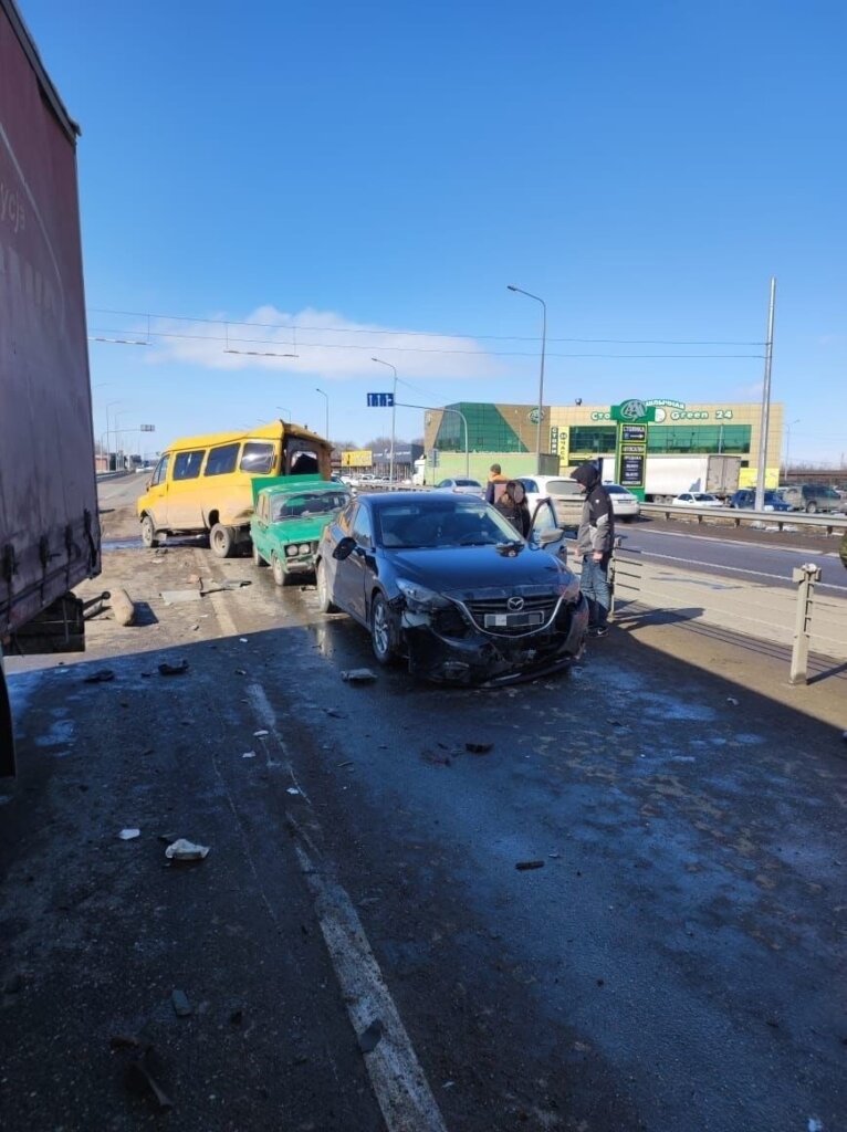 На трассе &#171;Кавказ&#187; грузовик с отказавшими тормозами протаранил 15 автомобилей