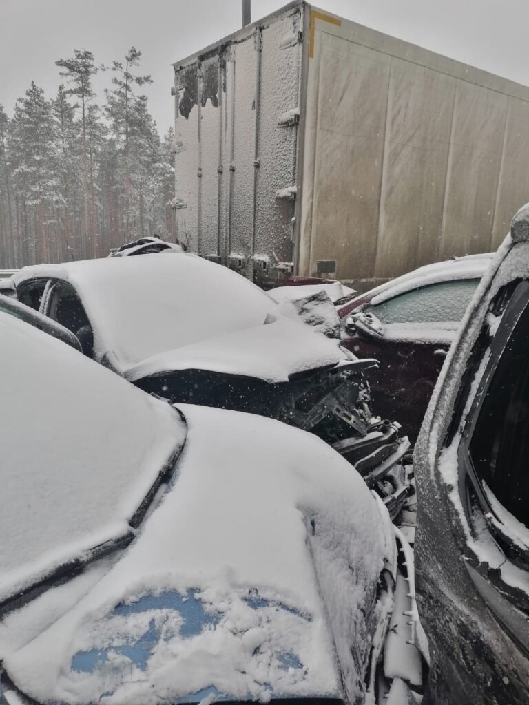 Массовое ДТП во время снегопада на трассе М-11: разбиты десятки машин