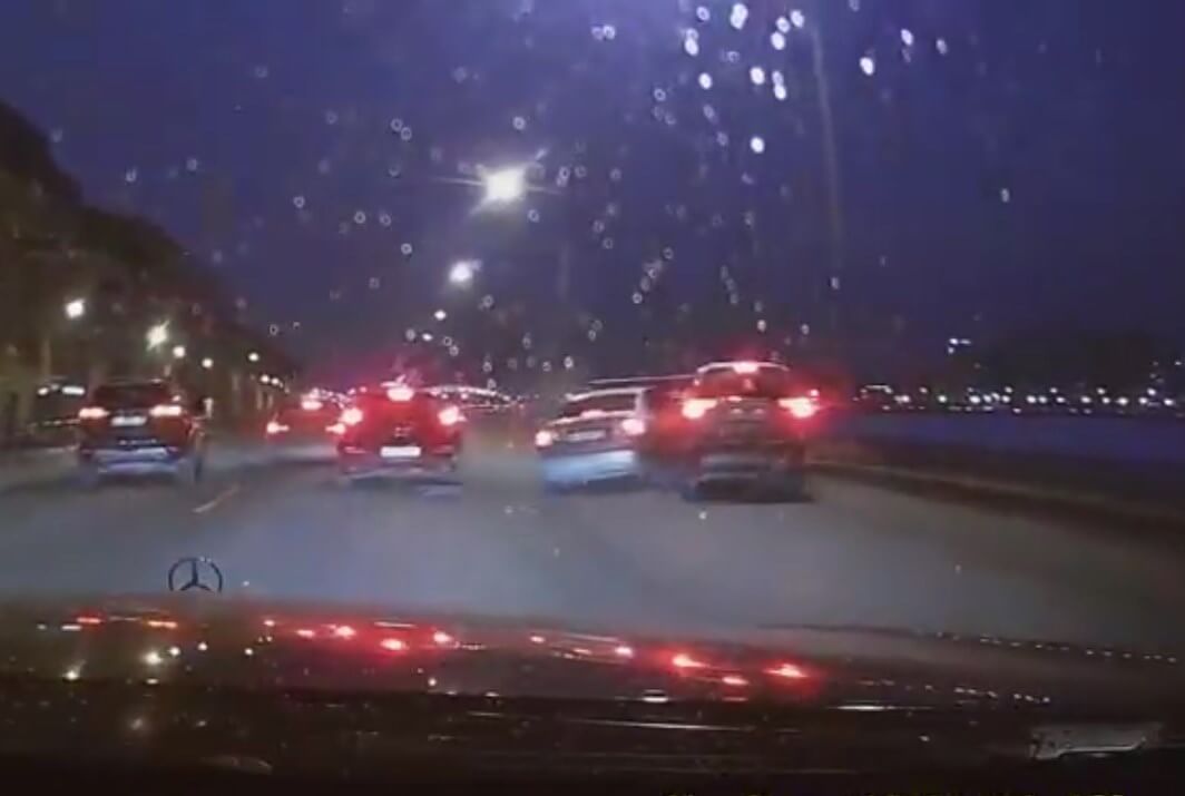 В Петербурге автомобиль едва не упал в реку Неву