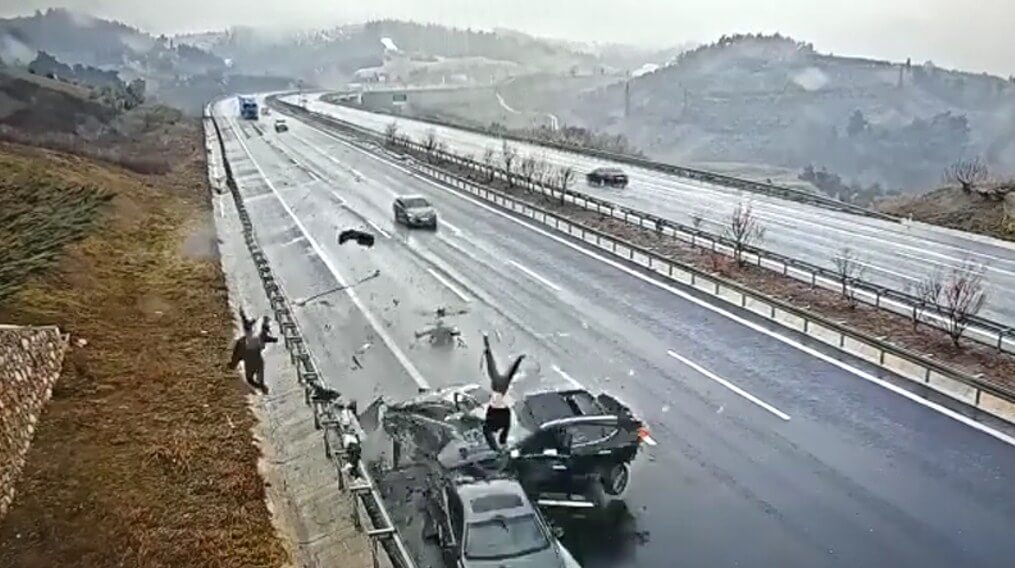 Пункт назначения в Турции. Автомобиль потерял управление и на полном ходу снёс людей