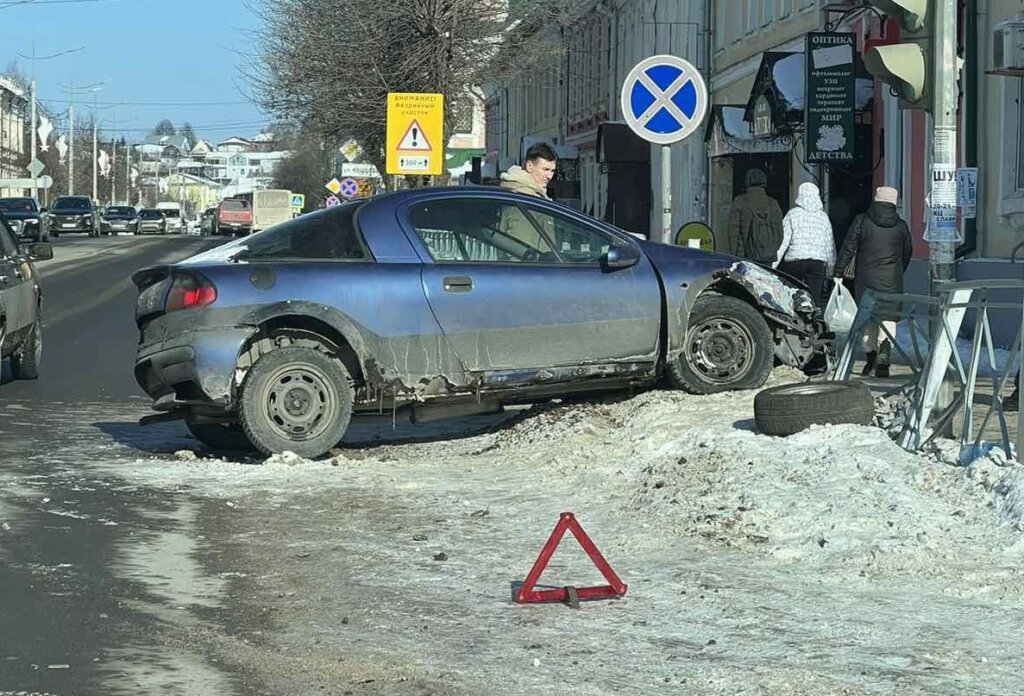 Авария в центре Переславля-Залесского: от удара автомобиль врезался в забор