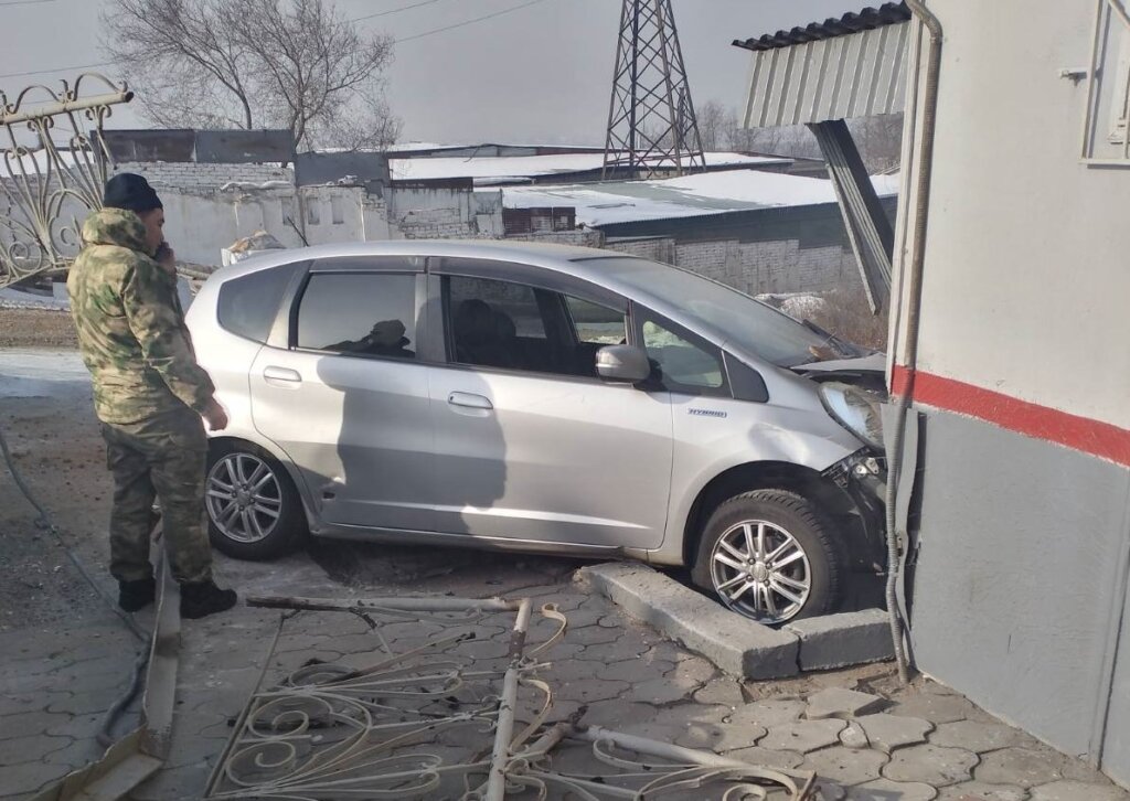 В Улан-Удэ автомобиль не вписался в поворот и врезался в железнодорожную будку