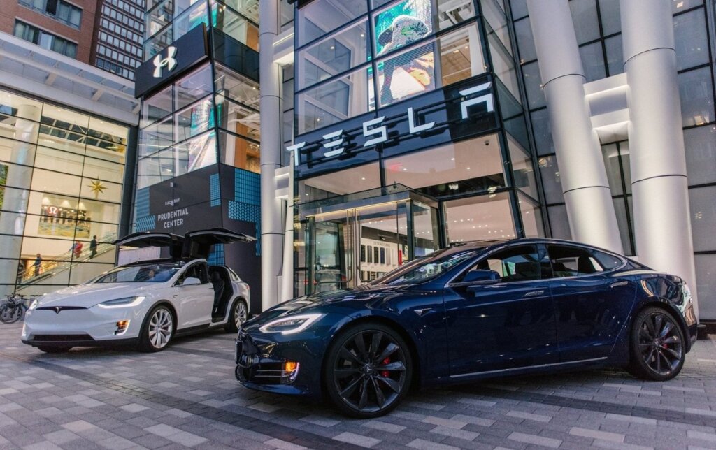 Автопилот Tesla обвиняют в нарушении правил дорожного движения