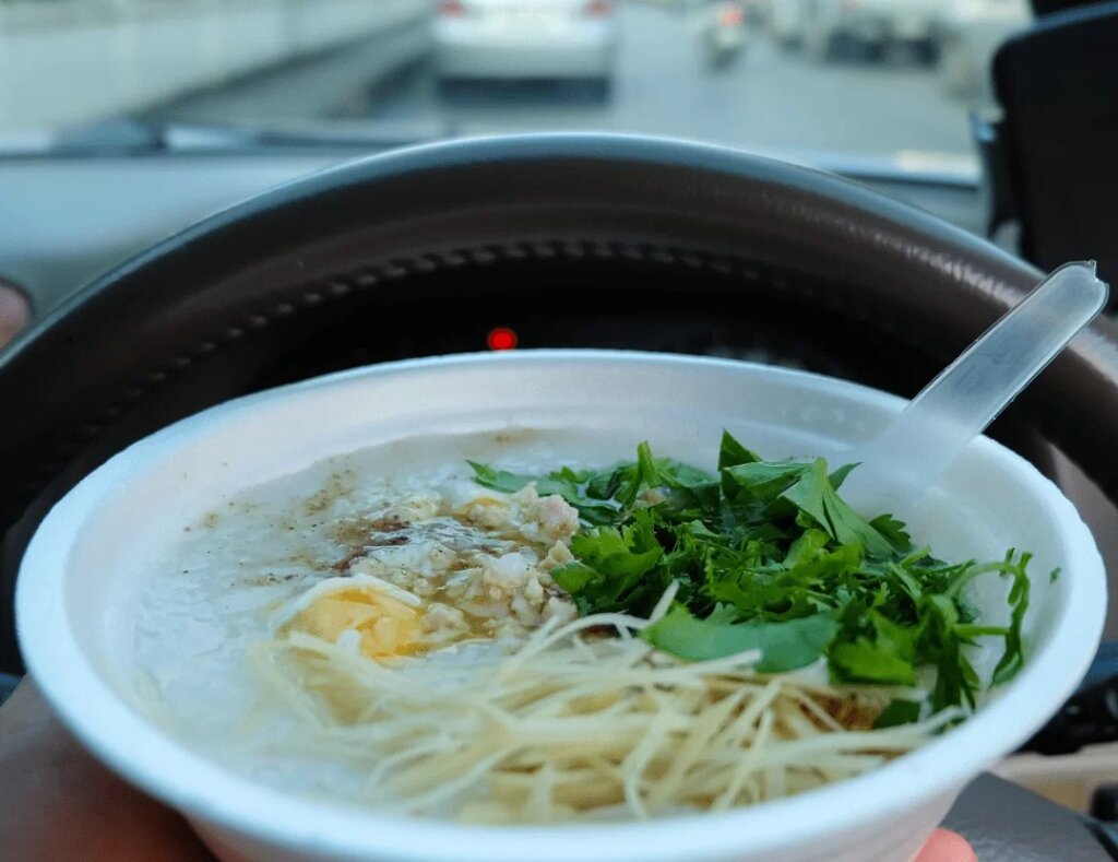 Водителя оштрафовали за то, что он ел суп за рулем на скорости 80 км/ч