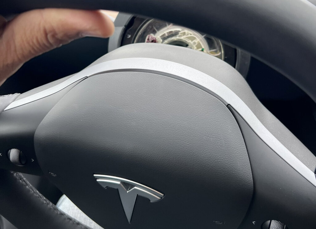 Компания Tesla не считает отвалившийся во время движения руль дефектом