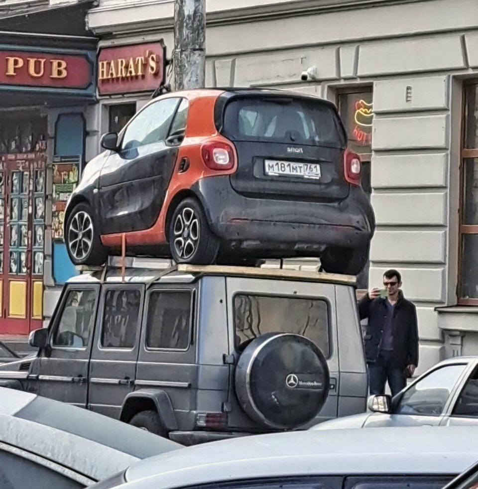 В Ростове-на-Дону замечен &#171;Гелендваген&#187;, разъезжающий по городу с автомобилем на крыше