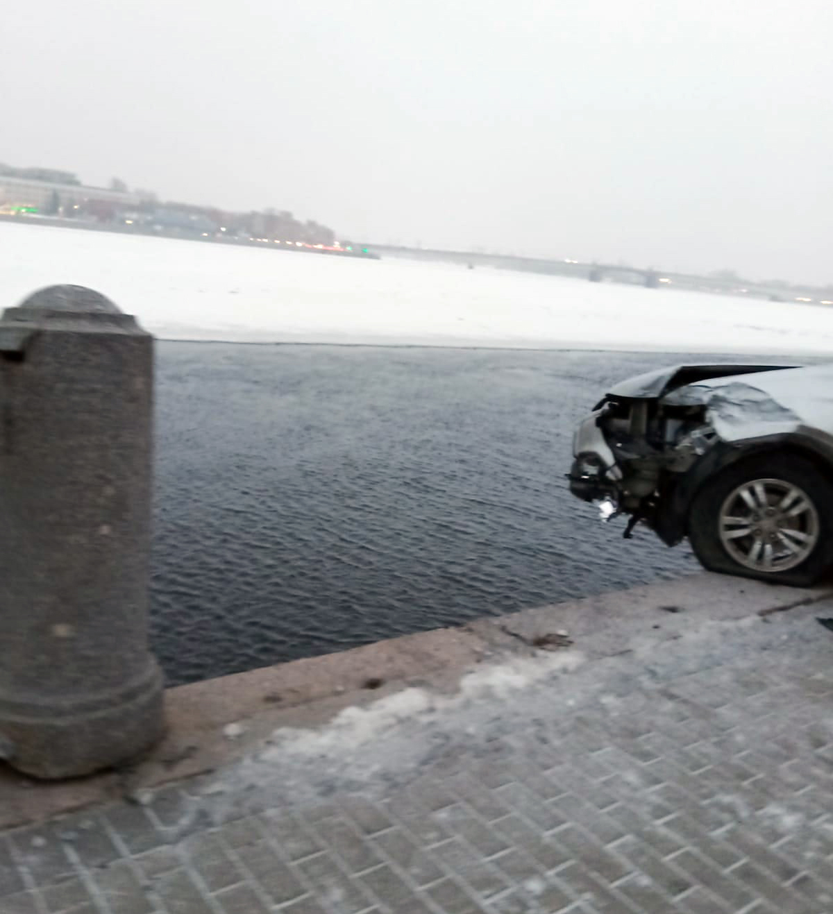 В Петербурге автомобиль едва не упал в реку Неву