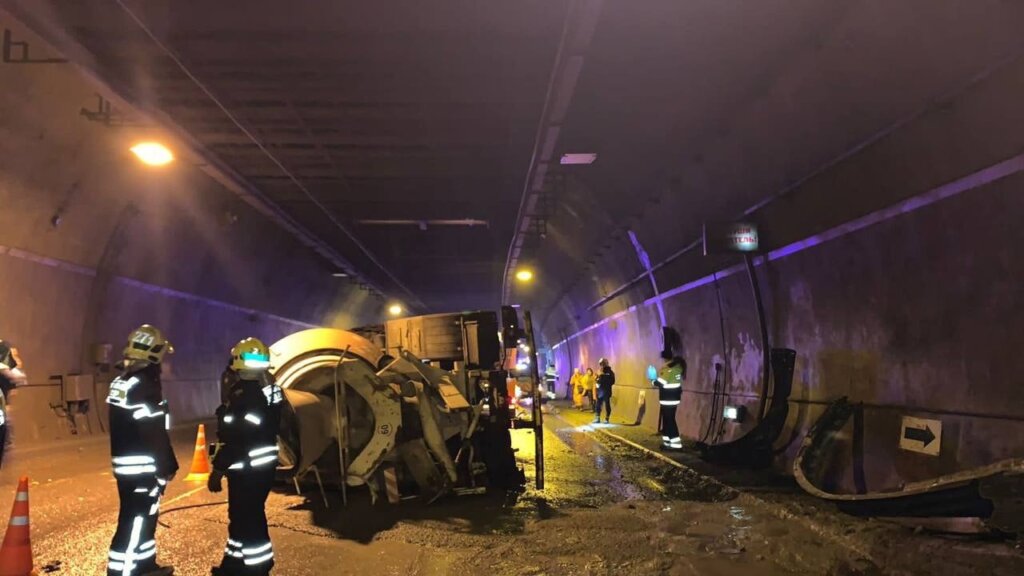 Крупное ДТП в Лефортовском тоннеле: бетономешалка сминала автомобили на своем пути