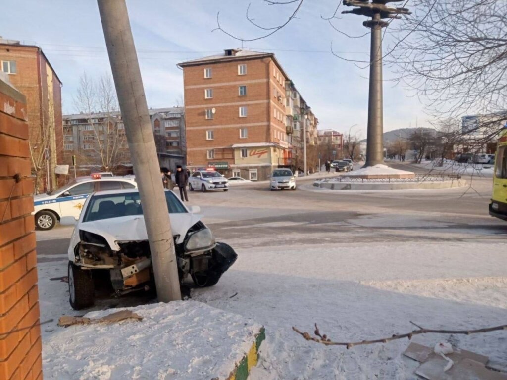 В Улан-Удэ пьяный водитель без прав сбил пешеходов и сказал полицейским, что потерял сознание