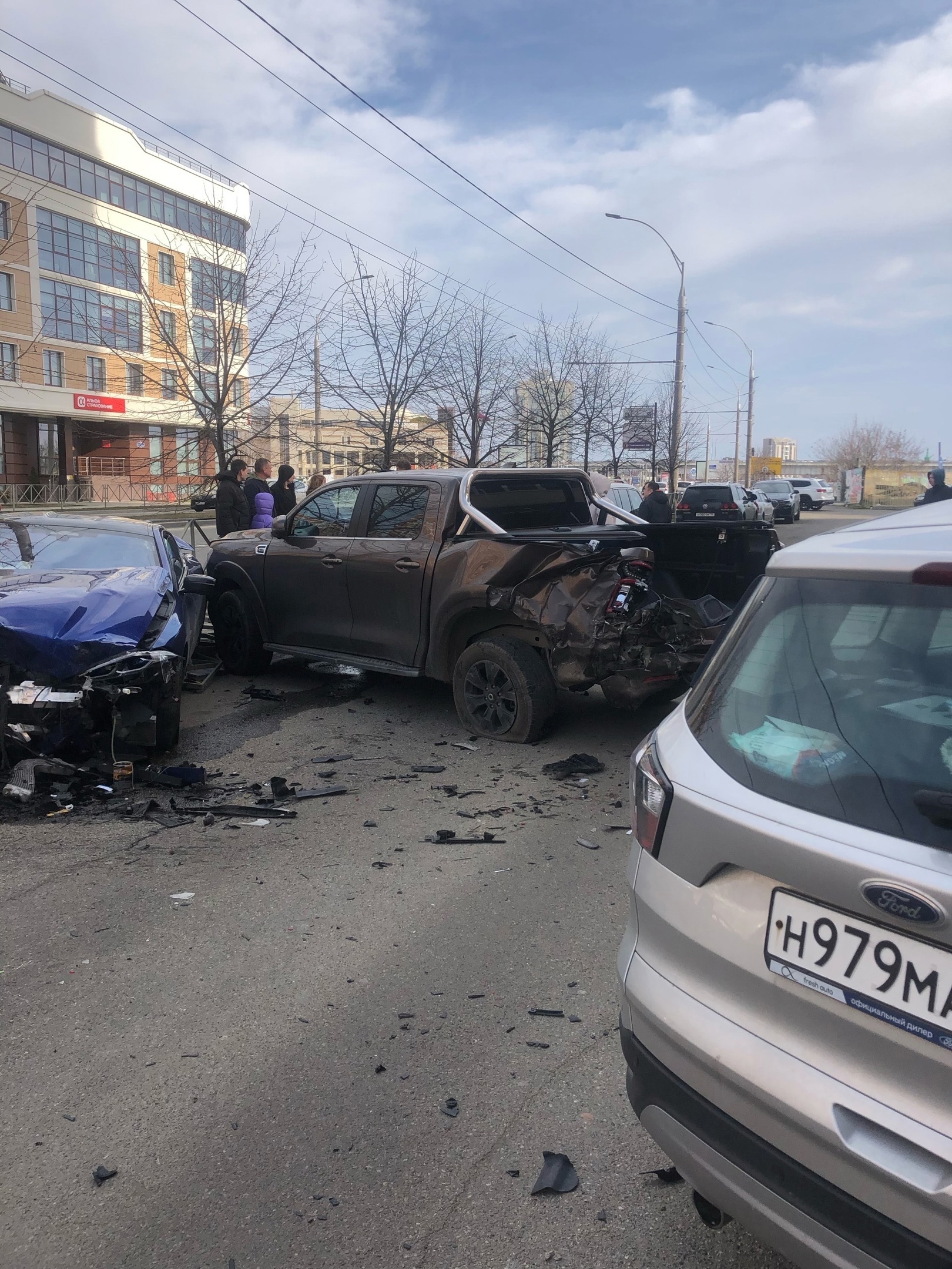 В Краснодаре водитель на BMW без прав разбил четыре припаркованных  автомобиля