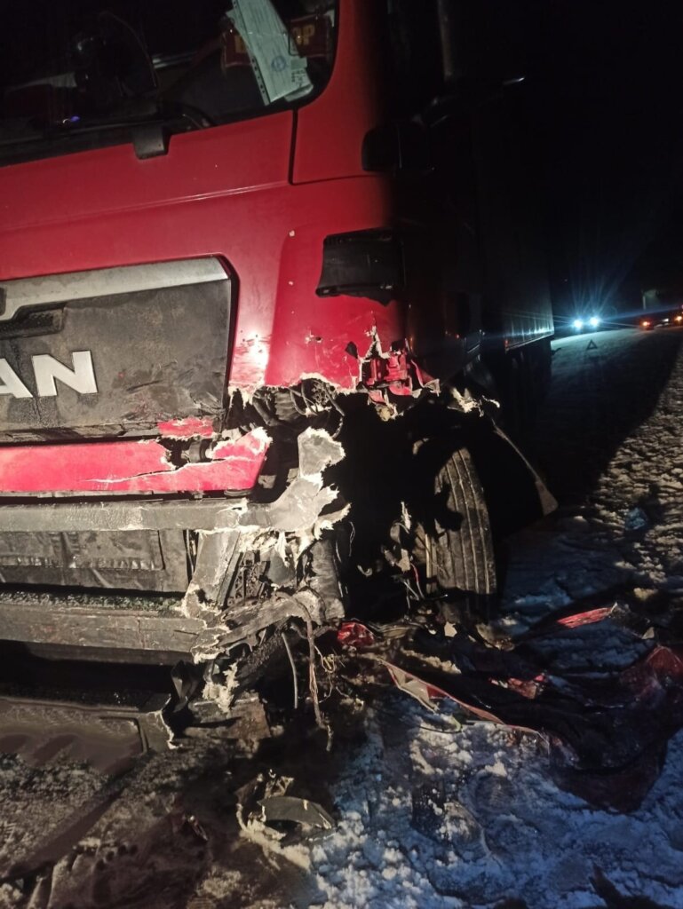 «Ладу Весту» разорвало на части от столкновения с фурой на трассе в Вологодской области