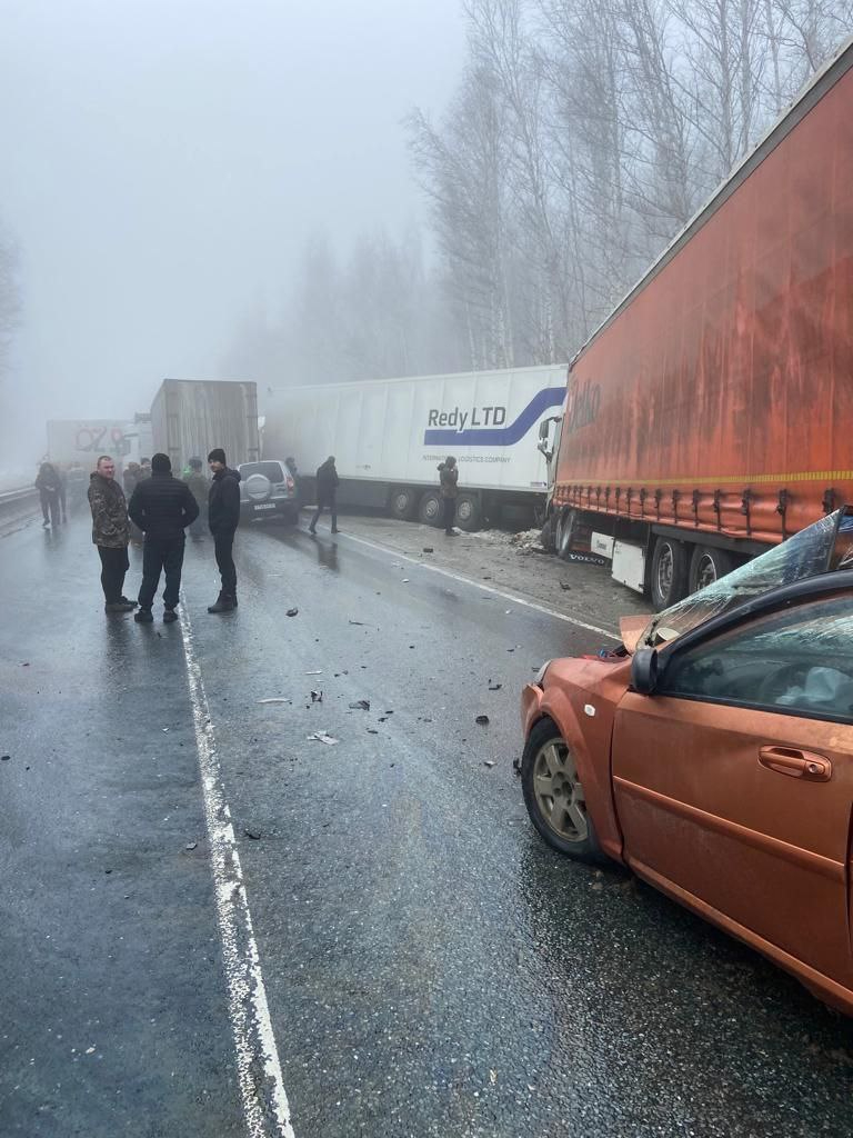 Массовая авария в тумане: под Саратовом столкнулись более 20 автомобилей