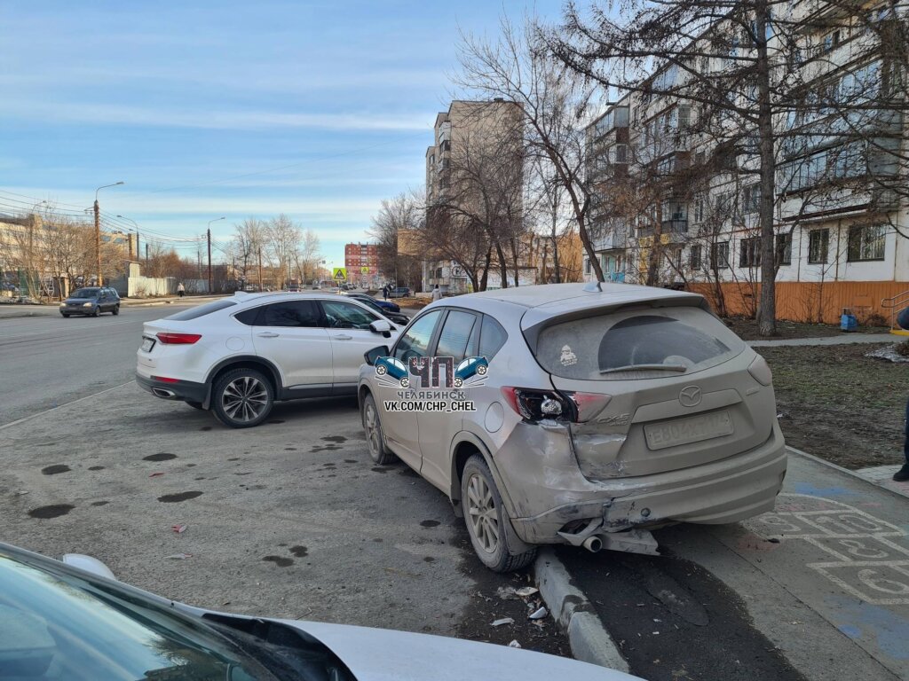 Неудавшийся дрифт в Челябинске: водитель Mitsubishi врезался в припаркованную машину