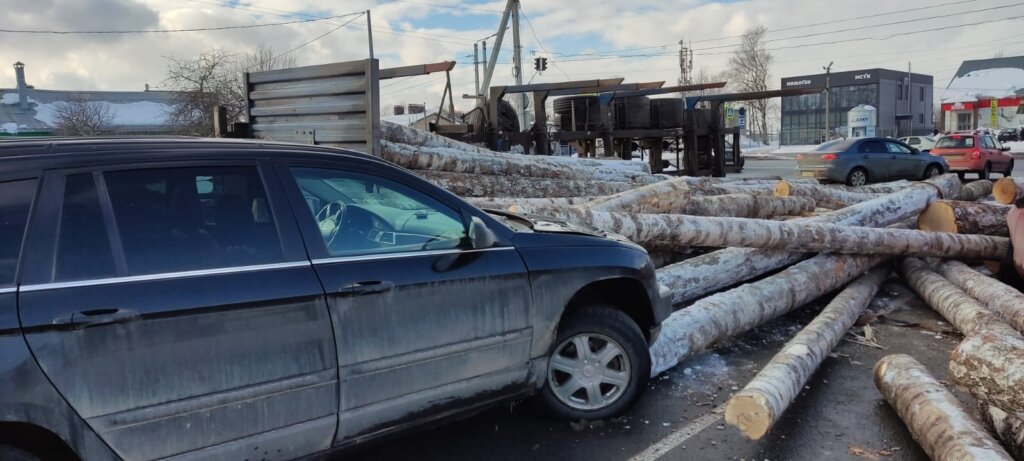 Пункт назначения под Костромой: три автомобиля засыпало брёвнами