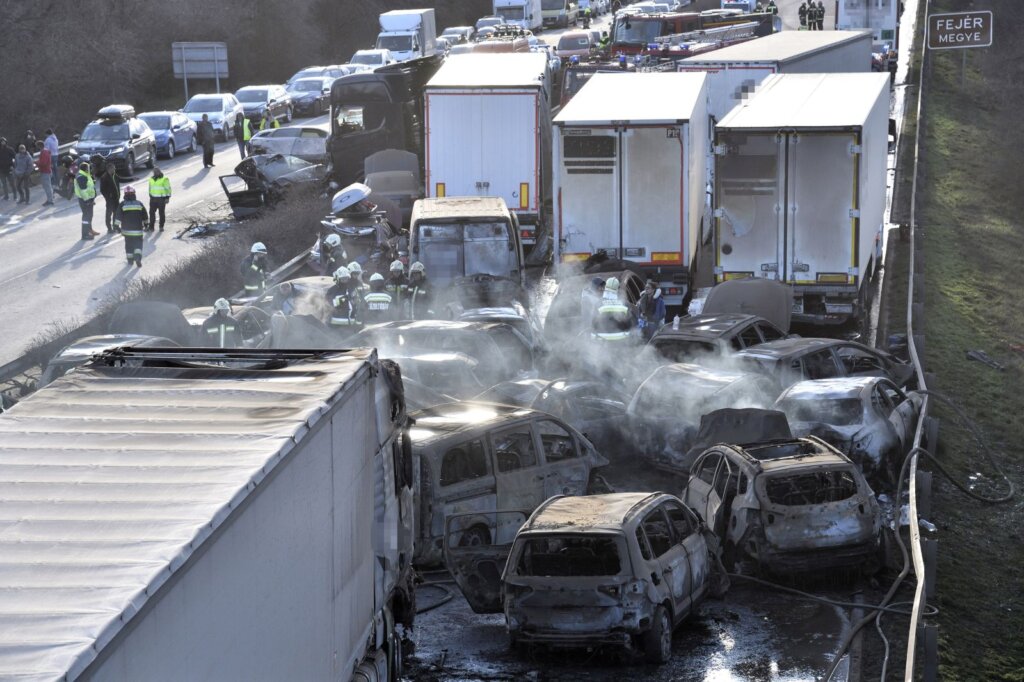 Армагеддон на трассе в Венгрии: столкнулись и загорелись более 40 автомобилей