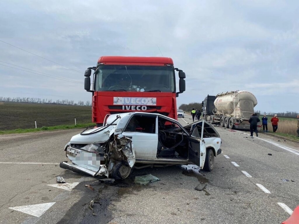 ДТП в Краснодарском крае: большегруз вытолкнул легковушку под встречный грузовик