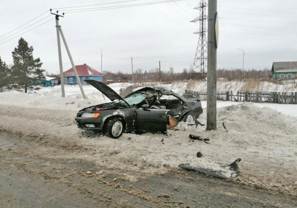 Toyota Mark II врезался в столб в Асино: погибла 17-летняя девушка