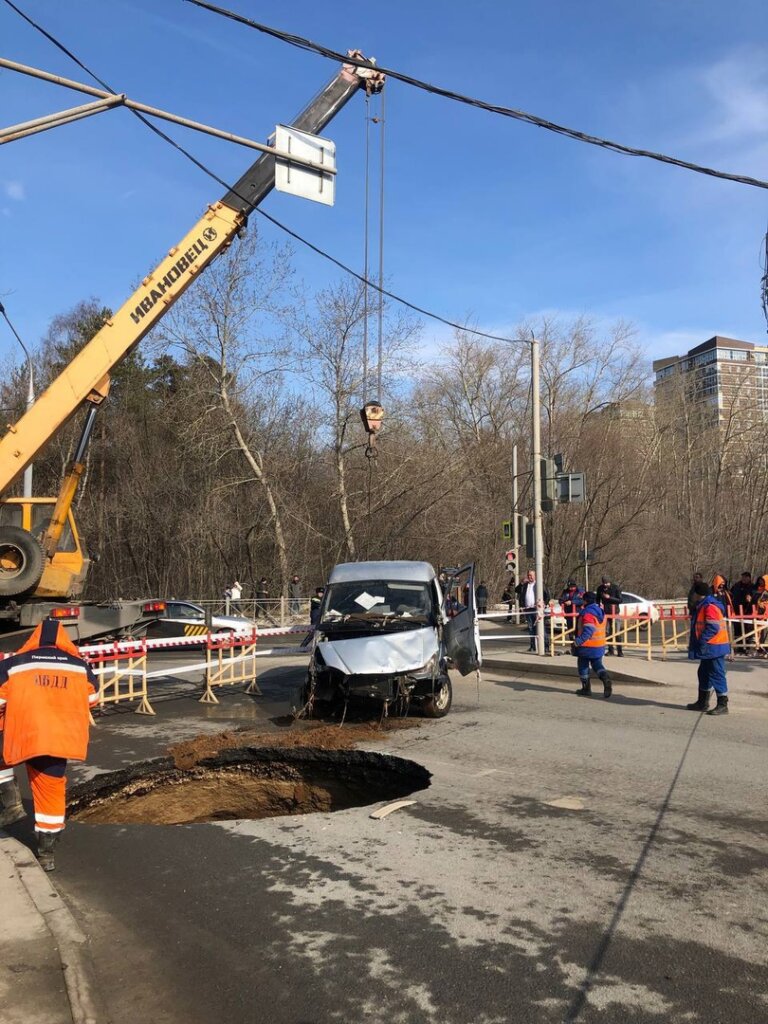 Очевидец снял видео, как в Перми автомобиль проваливается под асфальт