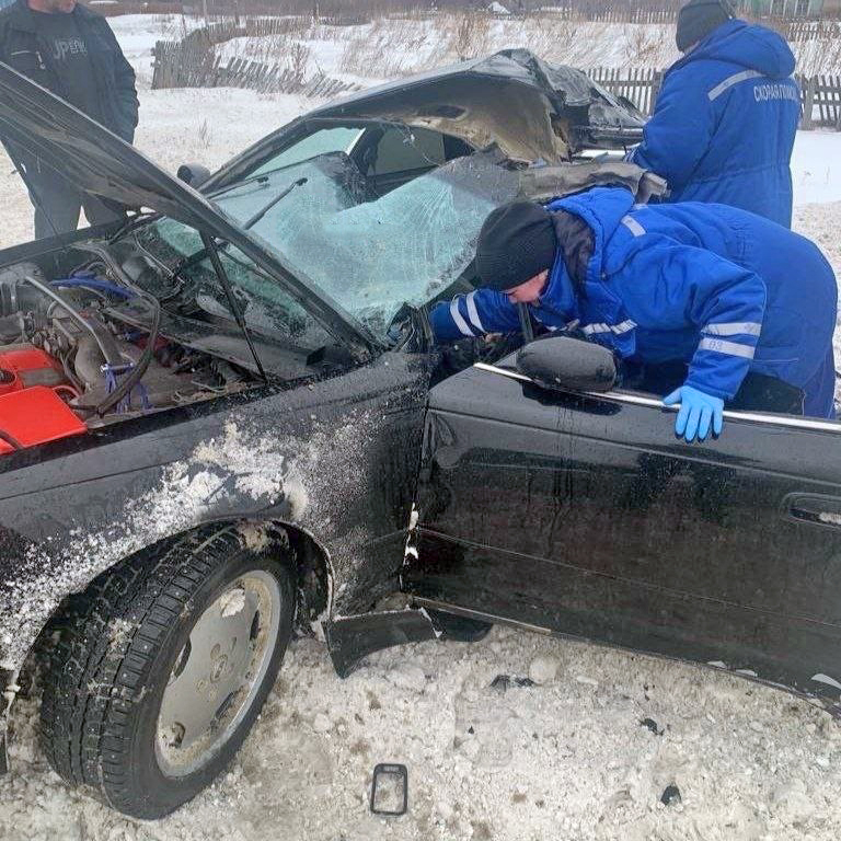 Toyota Mark II врезался в столб в Асино: погибла 17-летняя девушка