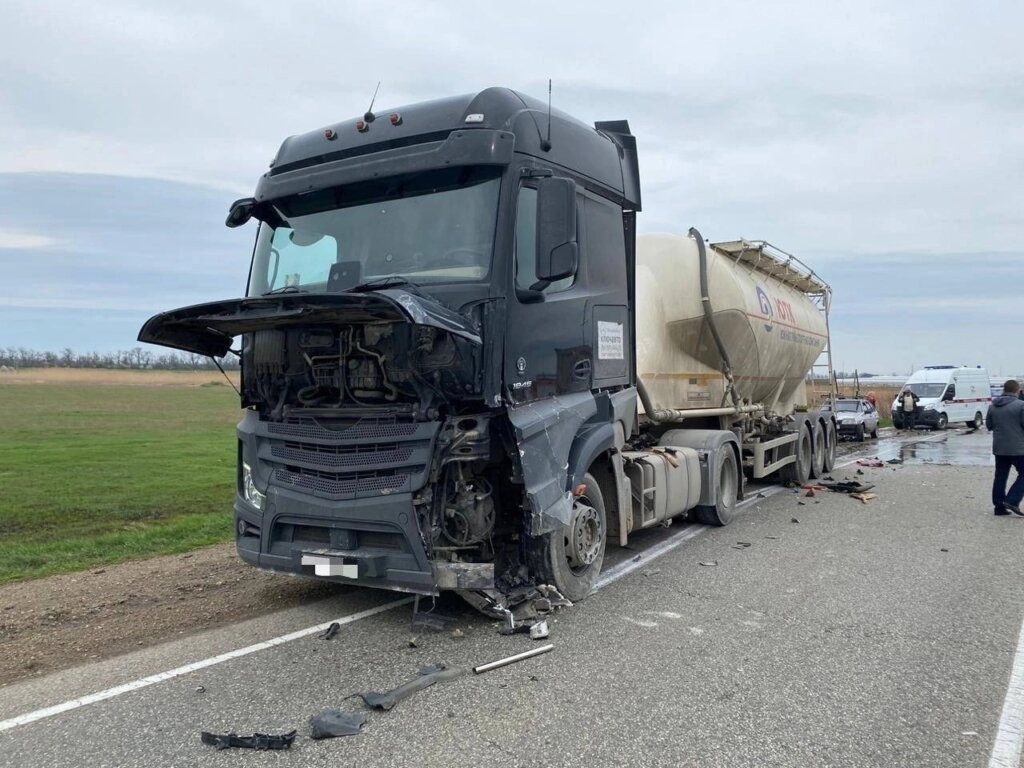 ДТП в Краснодарском крае: большегруз вытолкнул легковушку под встречный грузовик