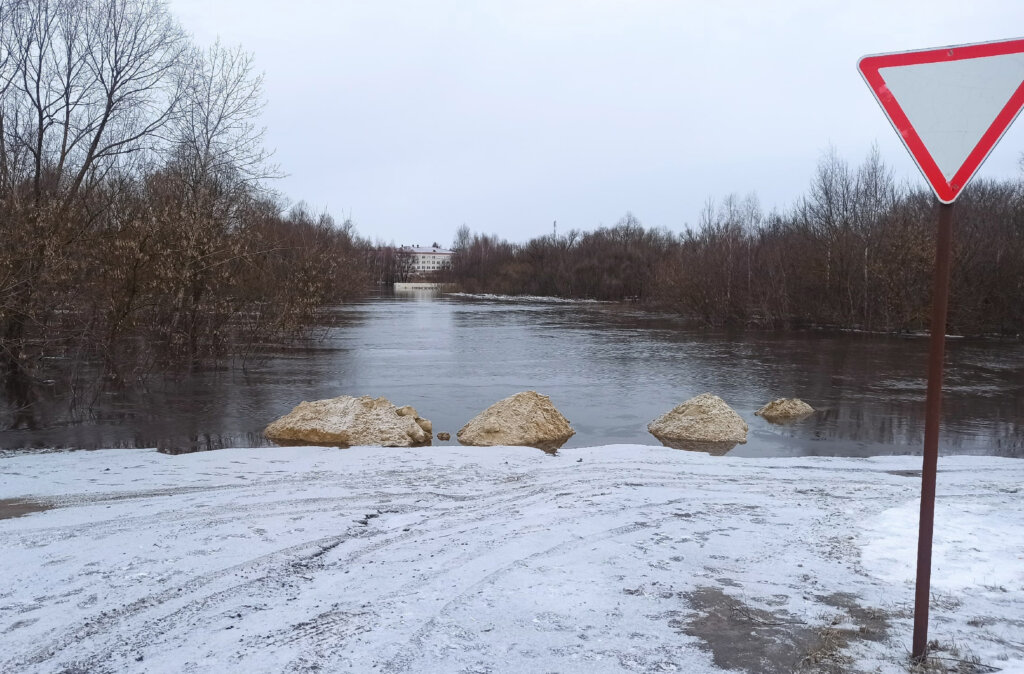 В Рязанской области фуру смыло в реку потоком воды