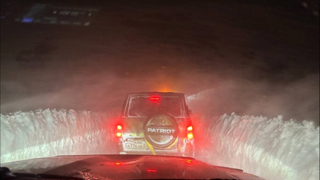 Дорожный ужас в Мурманской области: около 40 автомобилей оказались в снежном плену