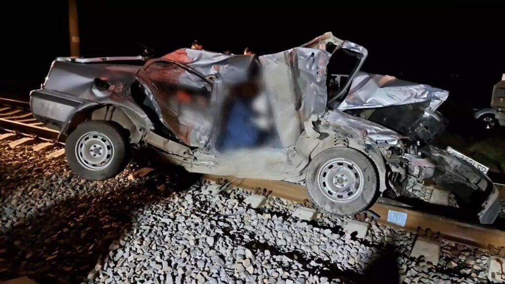 Видео ДТП с участием такси и поезда в Крыму: в легковом автомобиле никто не выжил