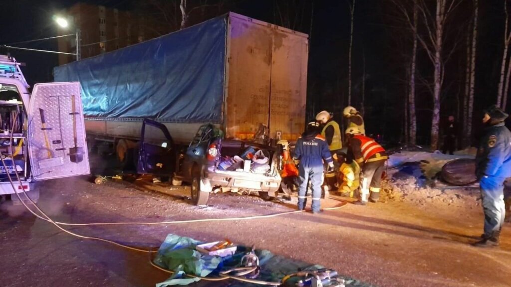 Chevrolet Niva врезался в стоящую фуру в Петрозаводске: погибли водитель и пассажирка