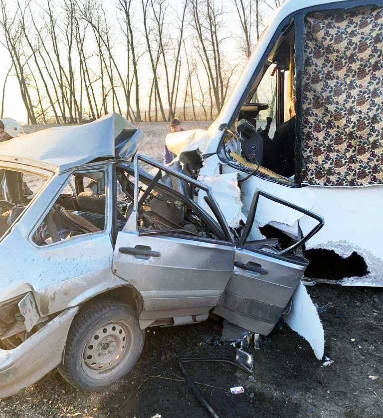 ДТП с участием микроавтобуса и легкового автомобиля в Воронежской области: трое погибли