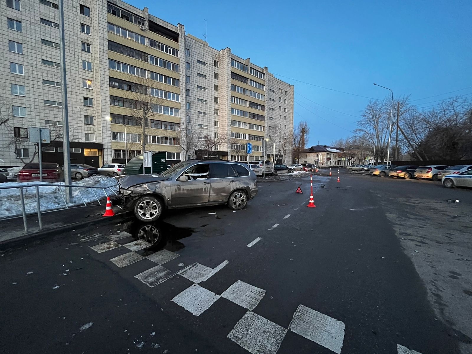 Ночной погром во дворе: пьяный водитель на BMW разбил девять автомобилей