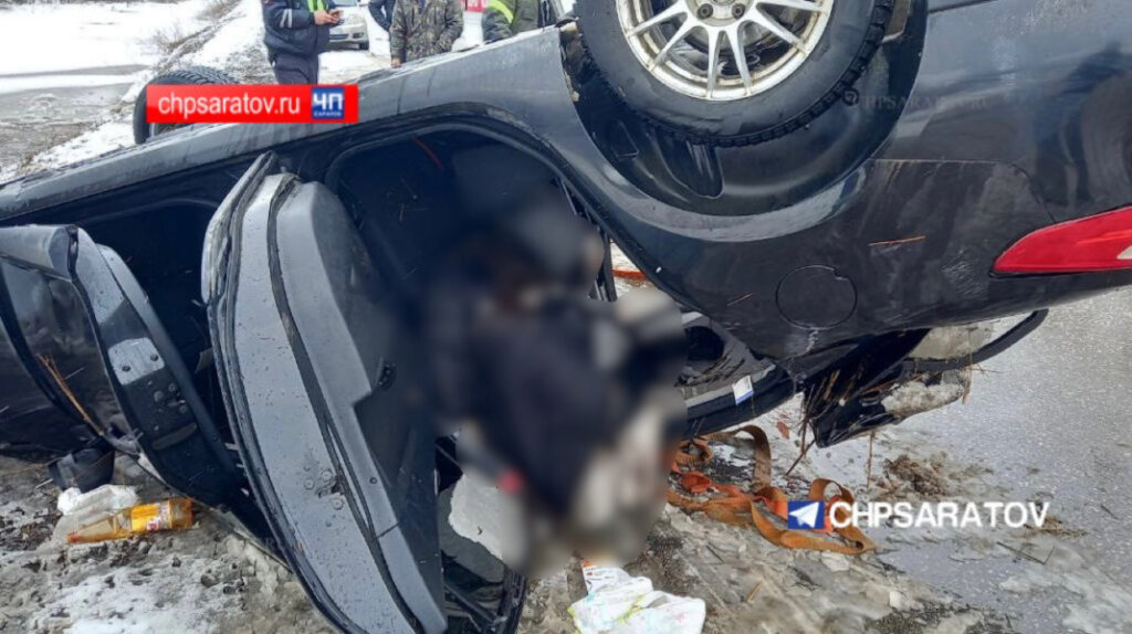 Машина с женщиной и ребенком утонула в канаве в Саратовской области