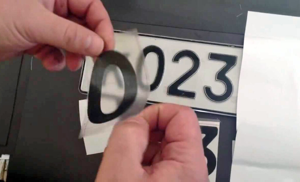 Водитель подкрасил номера автомобиля маркером, и его лишили за это прав