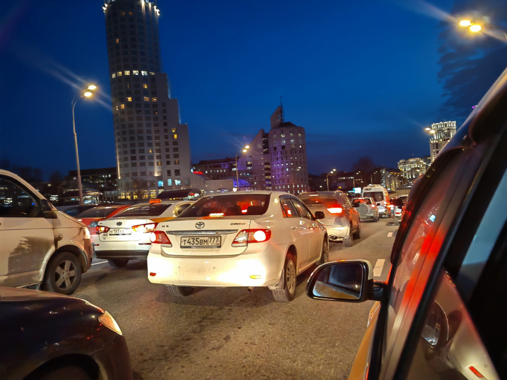 Забастовка таксистов Яндекса: К офису компании стягиваются десятки автомобилей