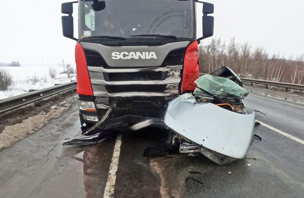 Роковой маневр на трассе «Золотое кольцо»: водитель «Лады» пытался опередить грузовик по обочине