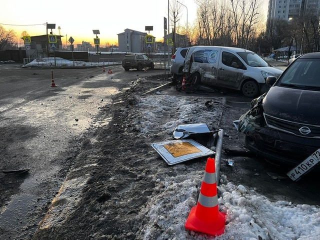 Ночной погром во дворе: пьяный водитель на BMW разбил девять автомобилей