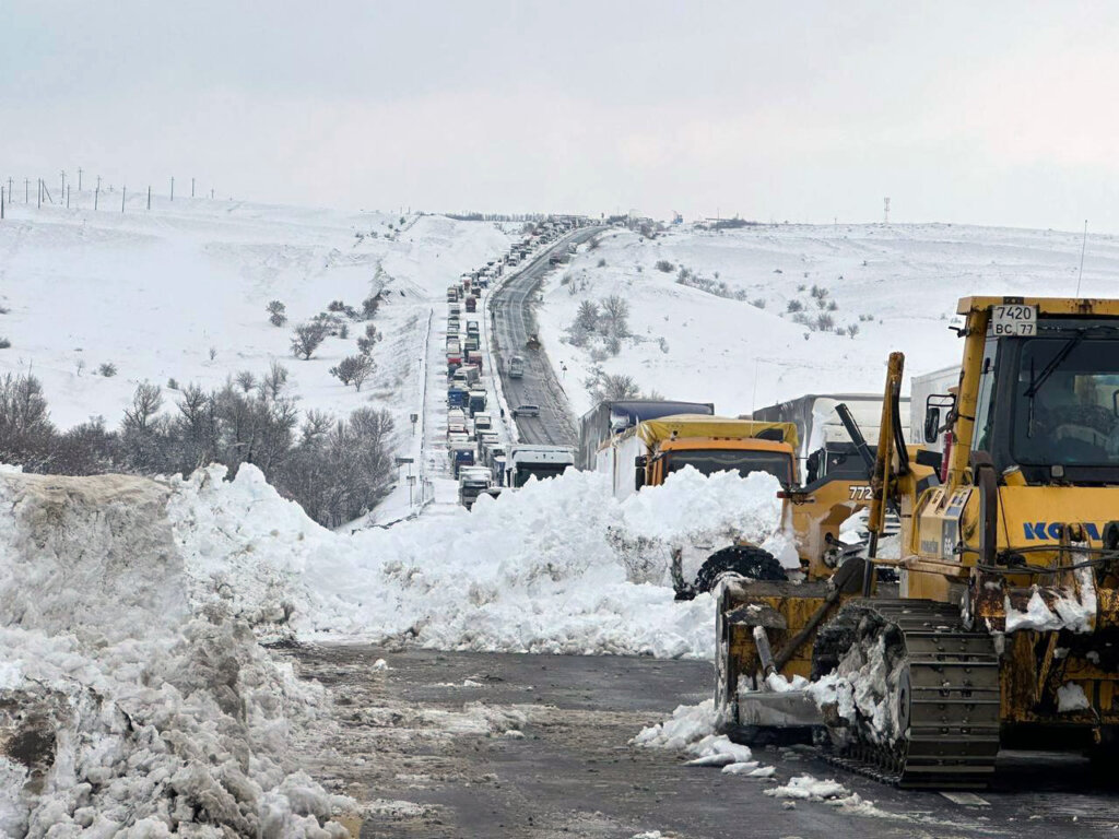 Апокалипсис на трассе М-4 &#171;Дон&#187;: в снежном плену оказались сотни автомобилей. Фото и видео очевидцев