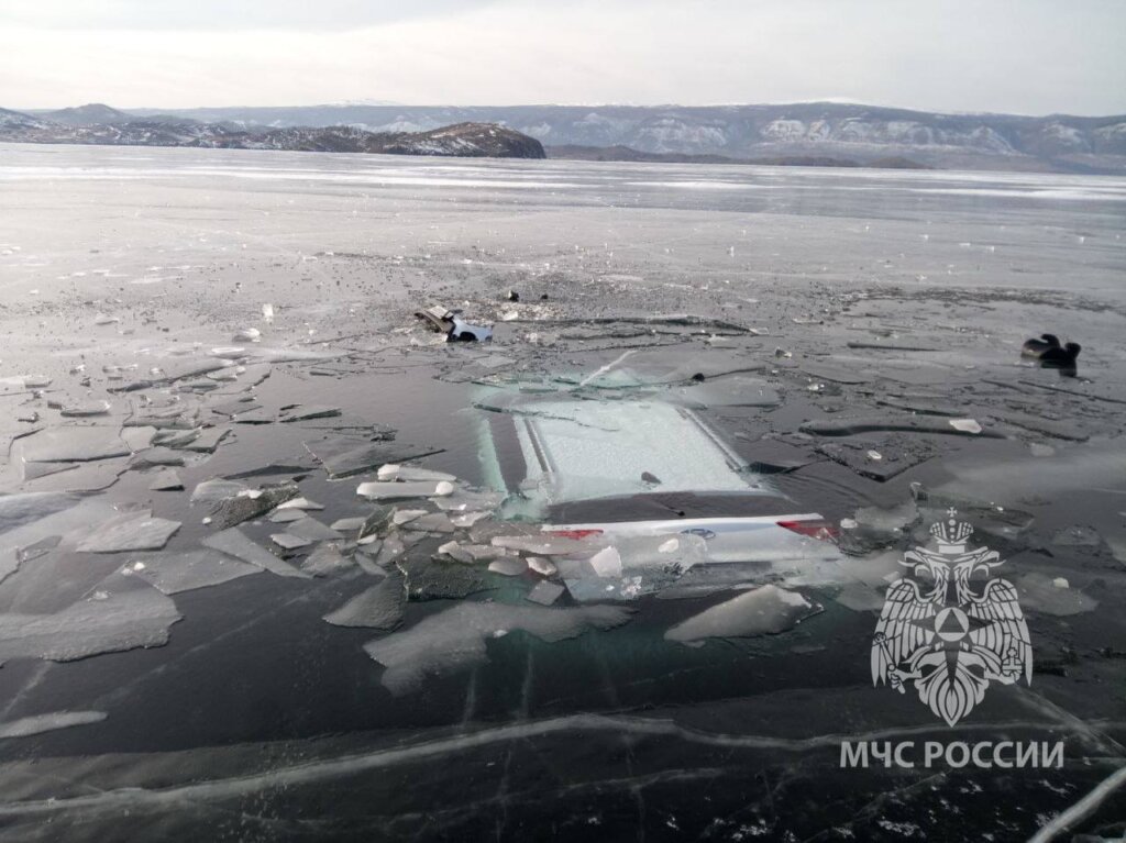 На Байкале автомобиль с туристами провалился под лёд