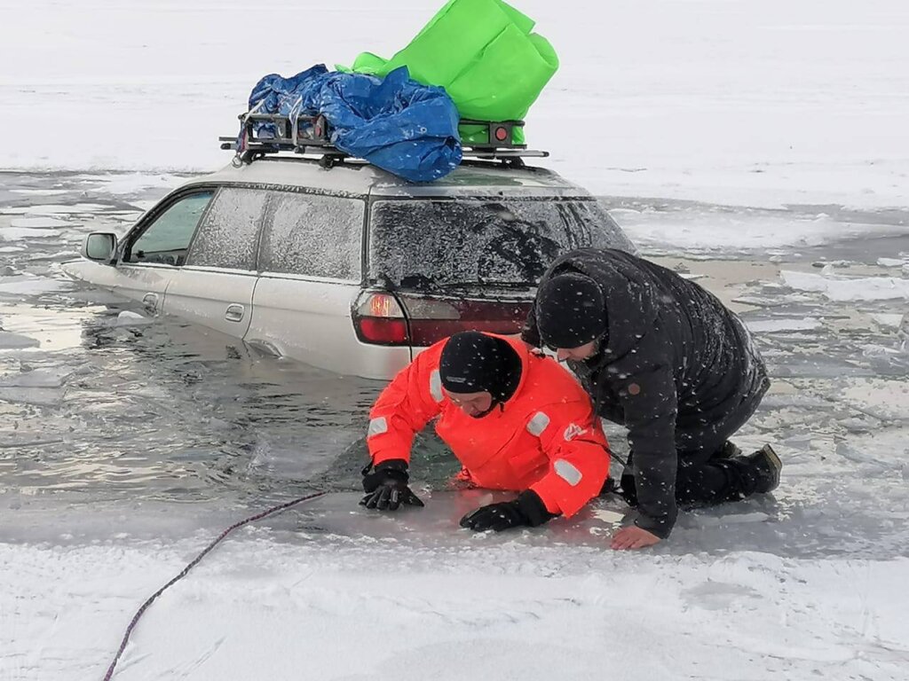 На Байкале автомобиль с туристами провалился под лёд