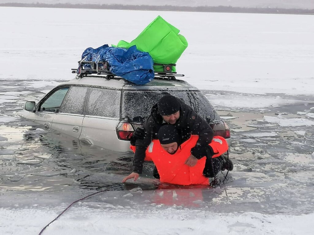 На Байкале автомобиль с туристами провалился под лёд