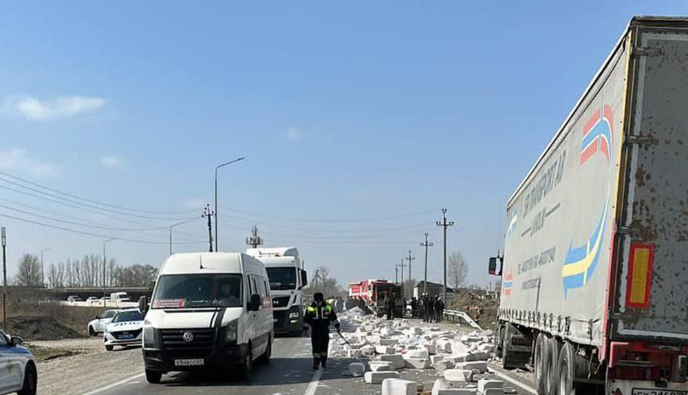 Пункт назначения: в Дагестане выпавшие из грузовика кирпичи убили водителя &#171;Газели&#187;