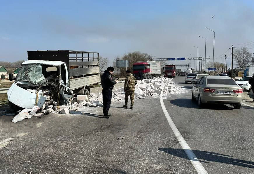 Пункт назначения: в Дагестане выпавшие из грузовика кирпичи убили водителя &#171;Газели&#187;
